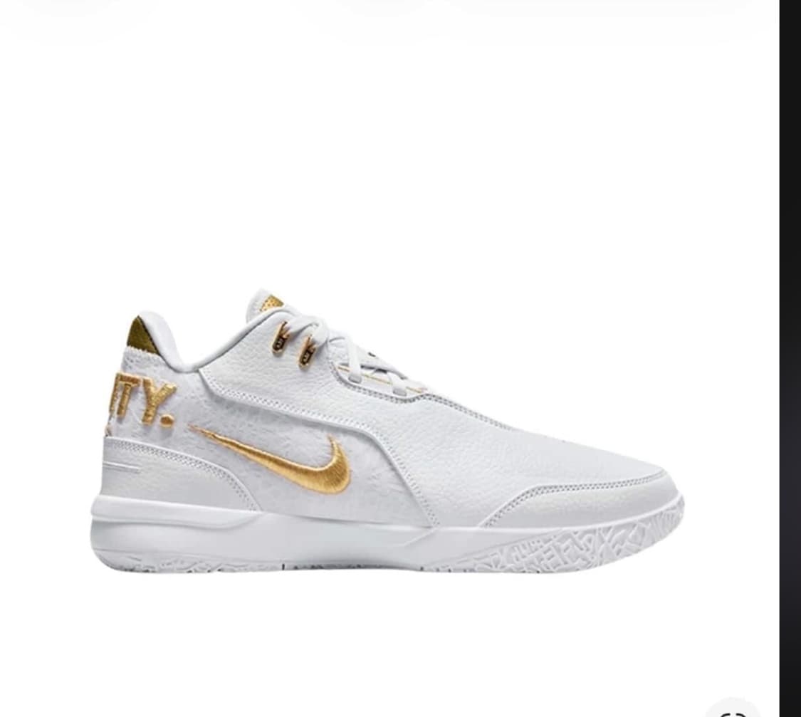 블랙/화이트 르브론 줌솔져 농구화입니다. 상품이미지1