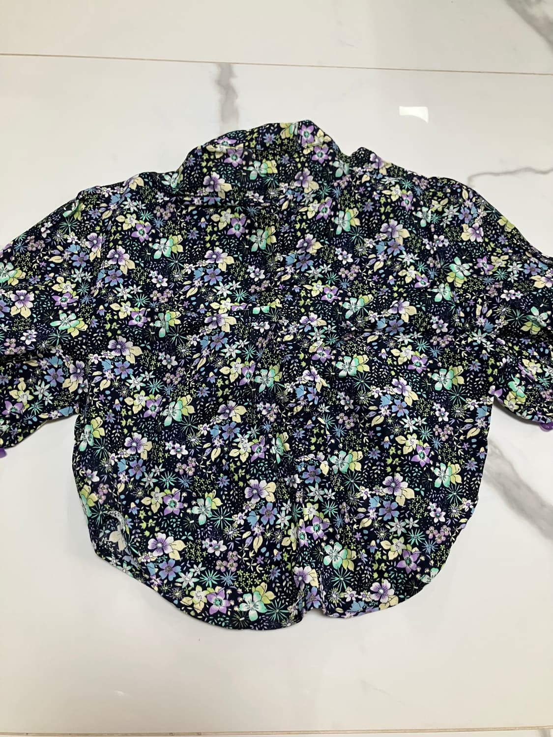 에이프릴풀데이 미니 퍼프 버튼업 블랙 플로럴 컷오프 탑 반팔 셔츠 상품이미지7