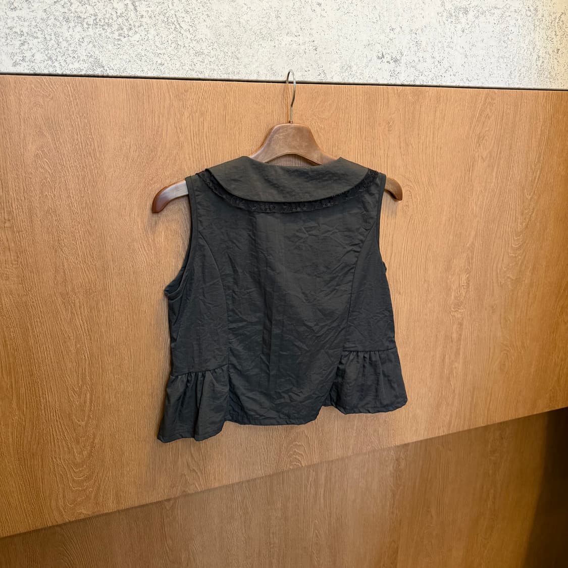 빈티지 슬리브리스 블라우스 라운드 빅 카라 프릴 트리밍 디테일 블랙 상품이미지2