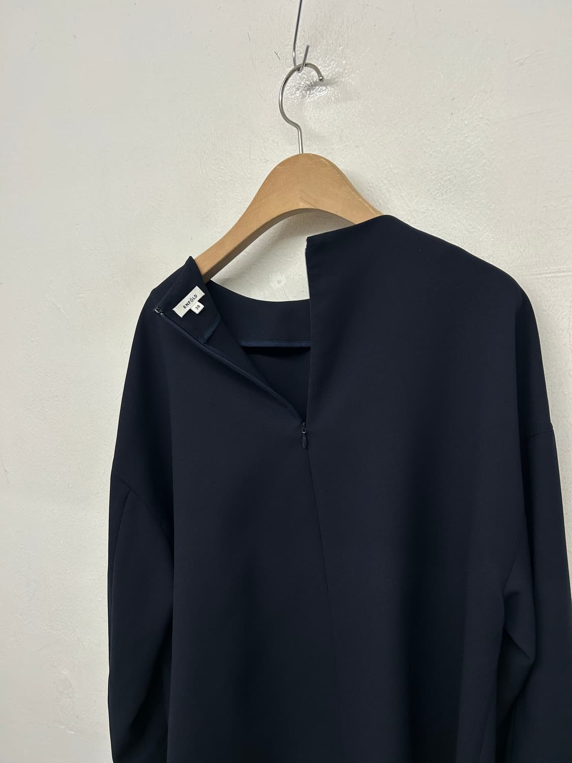 엔폴드 비대칭 페플럼 블라우스 상품이미지5