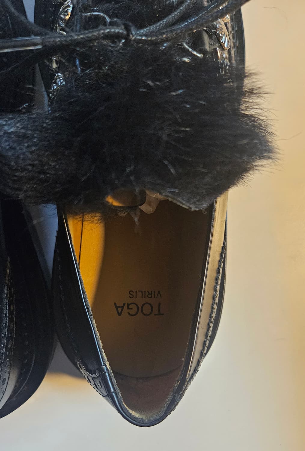TOGA VIRILIS 블랙 퍼 장식 윙팁 슈즈 41(새상품) 상품이미지5