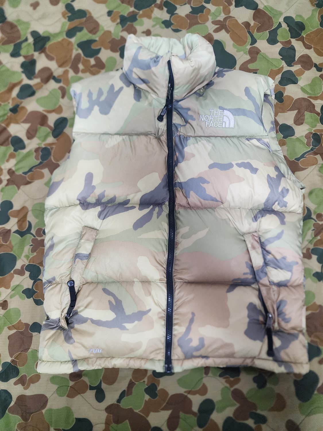 노스페이스.센터로고 눕시 카모 베스트 상품이미지1