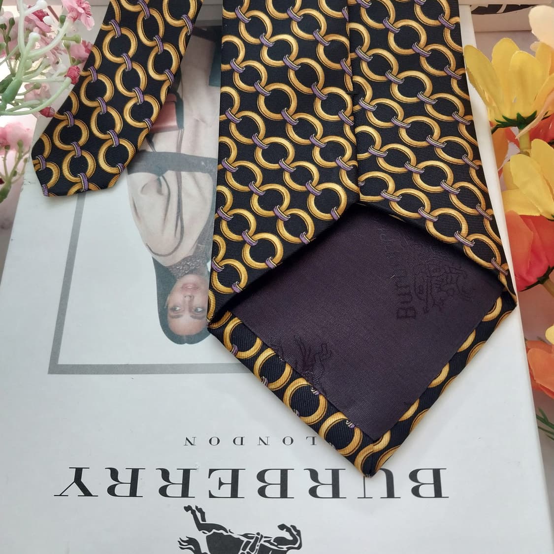 버버리 실크 골드&블랙 패턴 넥타이 9.7cm A+등급 K1391
 상품이미지8