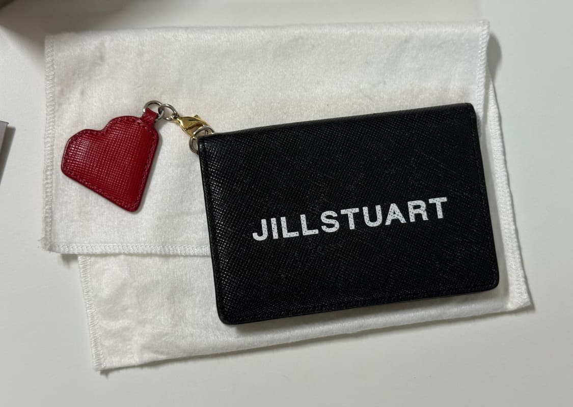 질스튜어트 블랙 카드지갑 하트참 장식 상품이미지2