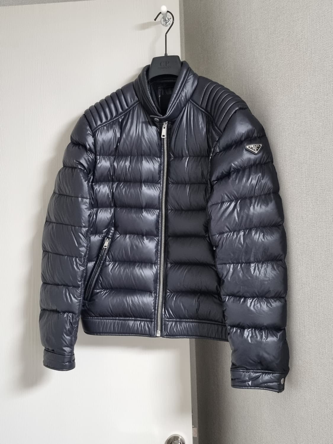 프라다 바이커 패딩 시즌오프 특가 상품이미지1