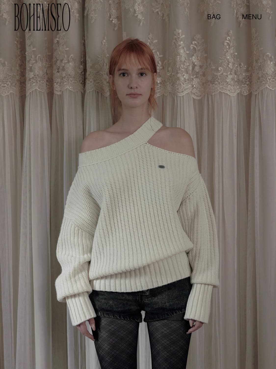 보헤미안서울 넥 컷아웃 루즈핏 니트 상품이미지1