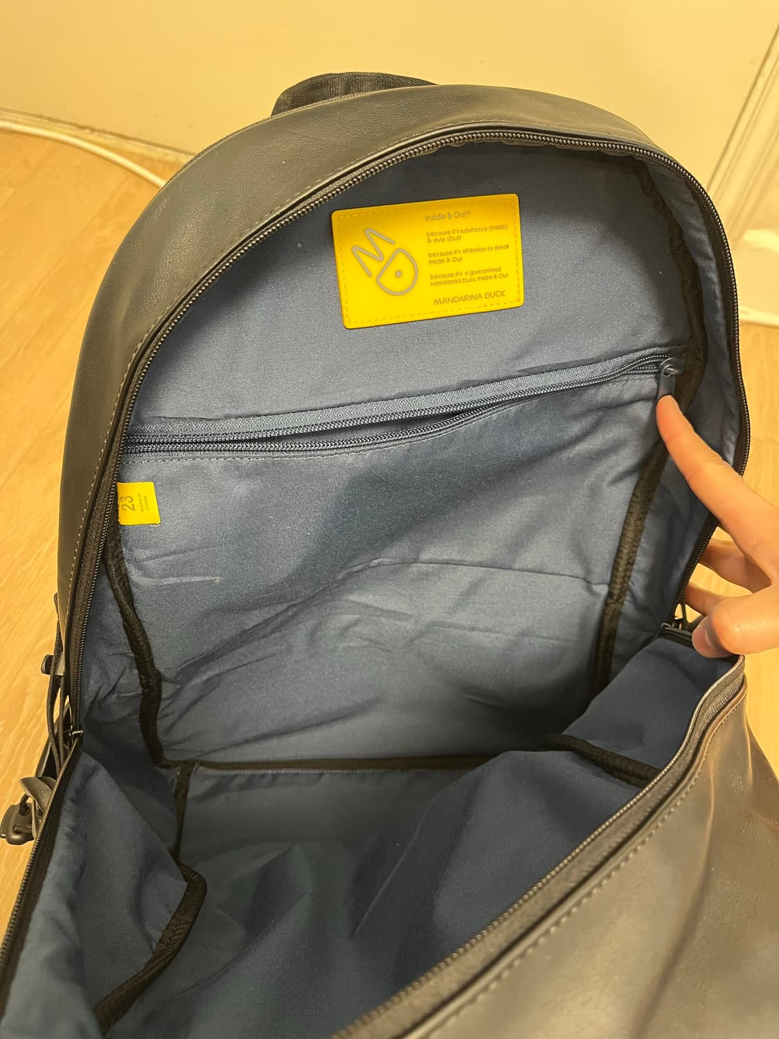 만다리나덕 노마드 가죽 블랙 백팩 상품이미지8