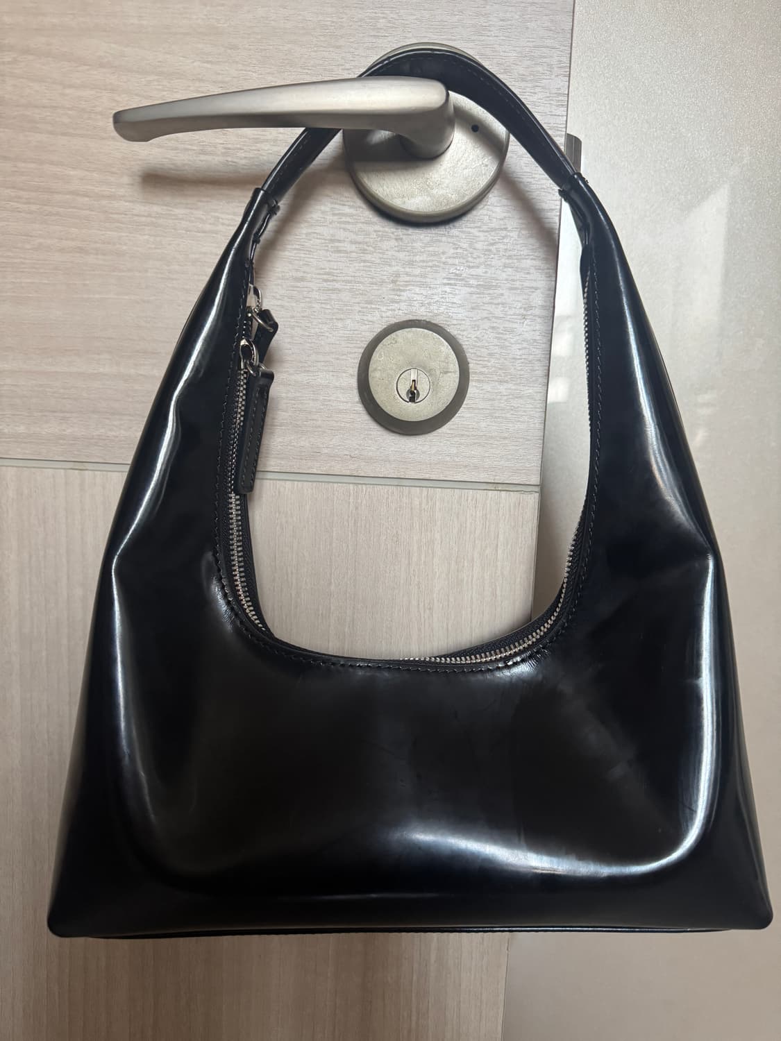 글로시 레더 크링클 호보백 상품이미지2