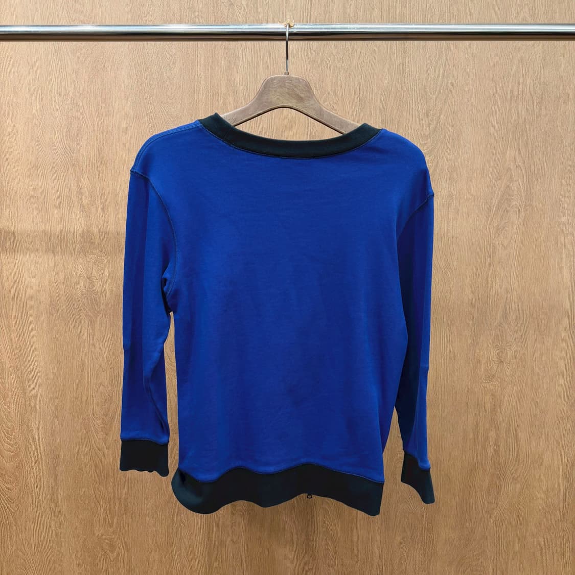 산드로 라운드넥 긴팔 맨투맨 블랙 배색 사이드 비대칭 지퍼 디테일 블루 상품이미지3