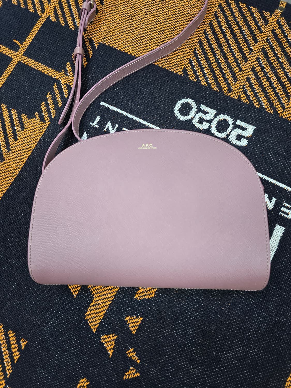 A.P.C 아페쎄 하프문 크로스백 라벤더 (1823) 상품이미지1