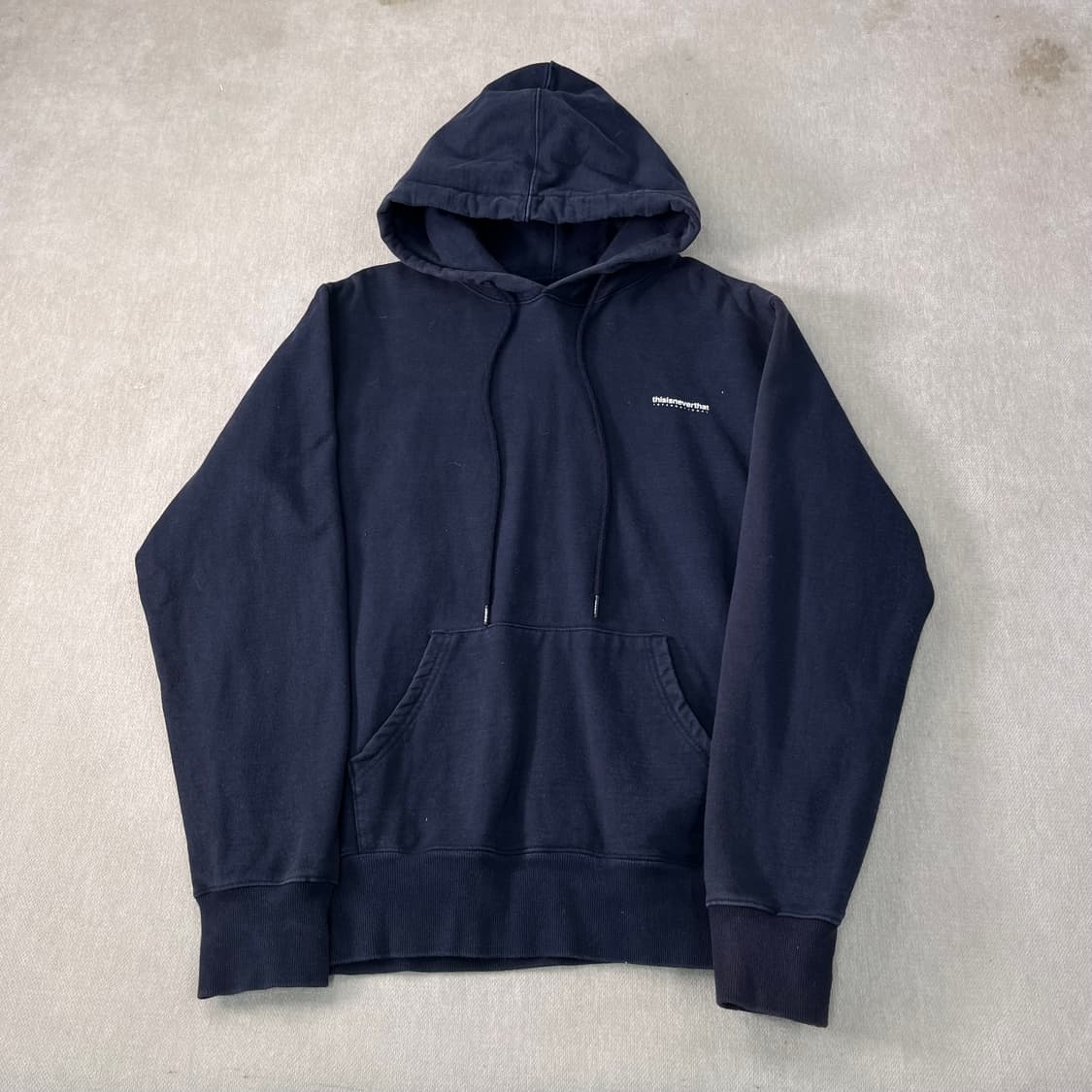 100 디스이즈네버댓 백로고 네이비 후드티 상품이미지2