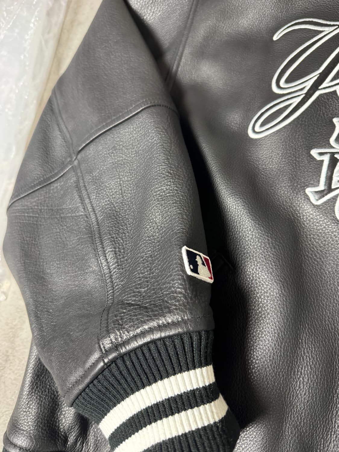 슈프림 뉴욕 양키스 레더 바시티 자켓 XL사이즈 판매합니다. 상품이미지3