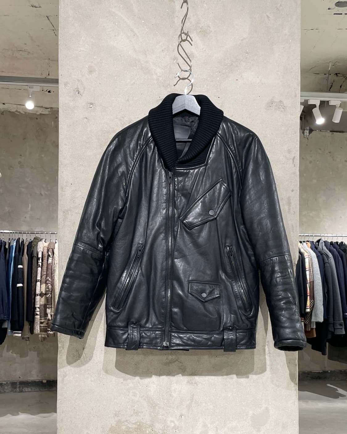 알렉산더 왕 x h&m 블랙 패디드 카우 레더 자켓 상품이미지1