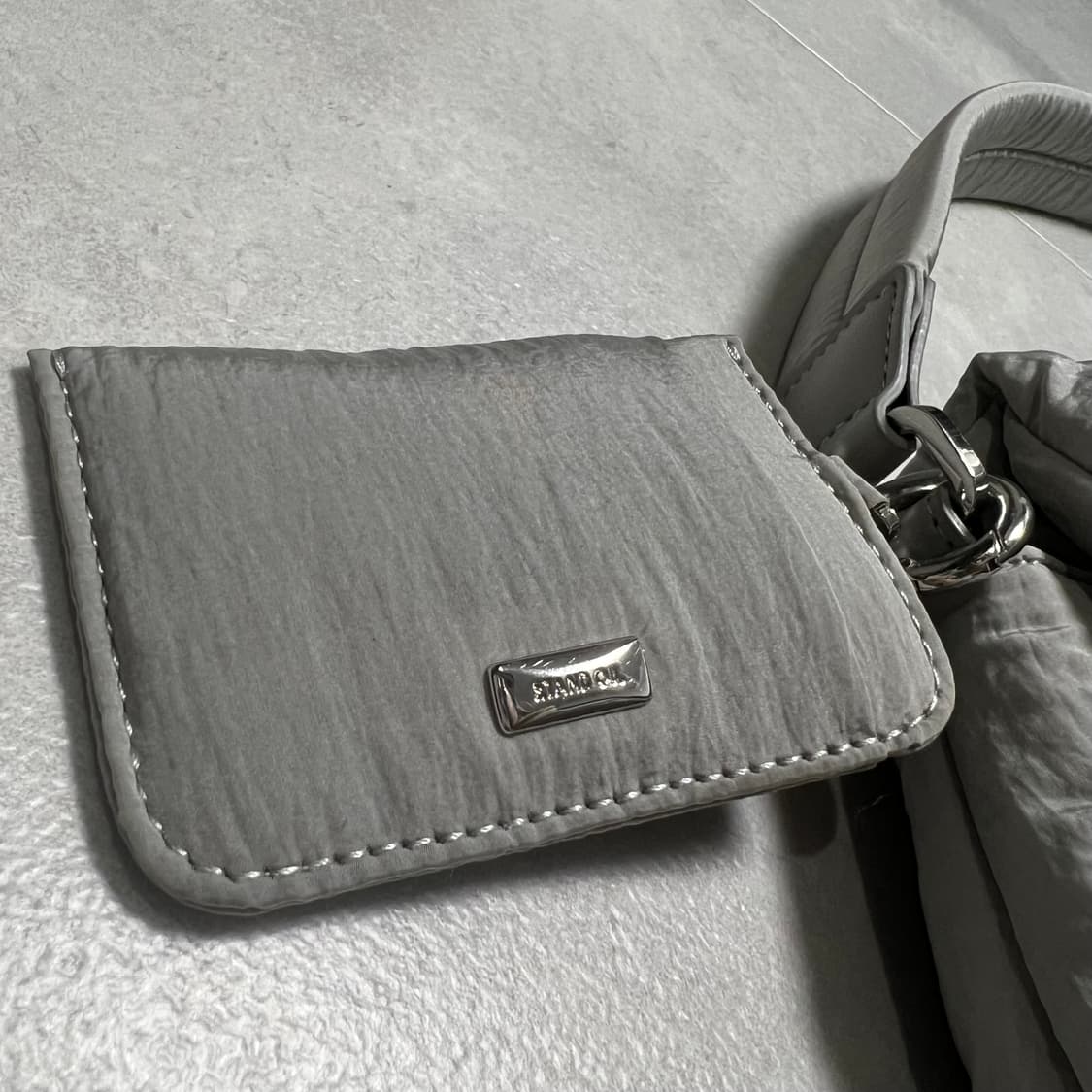 스탠드오일 플러피 코지 나일론 메신저백 그레이 상품이미지3