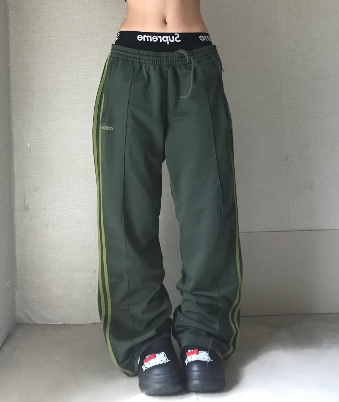아디다스 카키그린 와이드핏 트레이닝 팬츠 상품이미지1