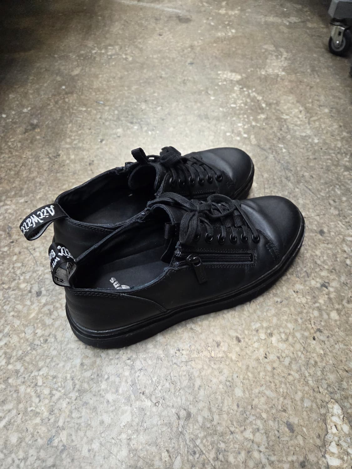 닥터마틴 단테지퍼 블랙스니커( uk 7) 상품이미지3