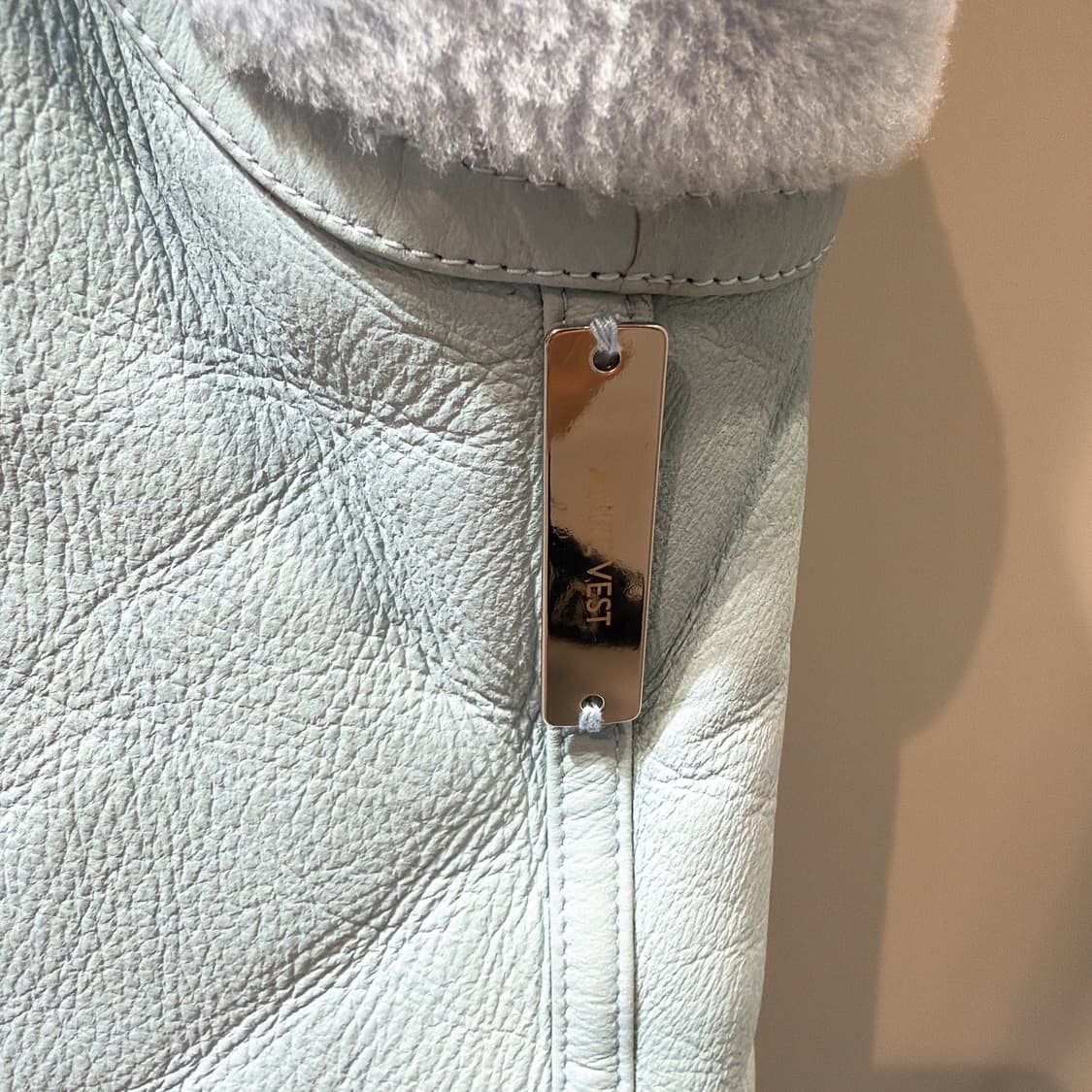 (정품/새상품) 앤 베스트 여성 스카이블루 양가죽 양털 무스탕 조끼 상품이미지3