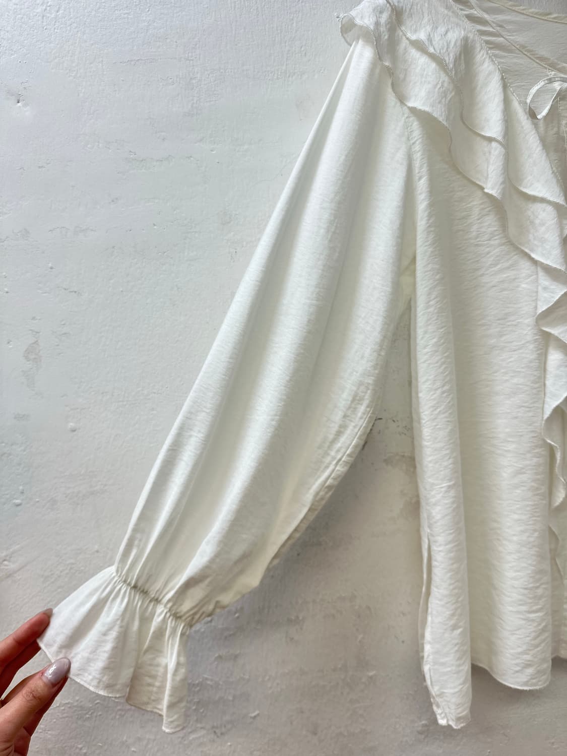 일본빈티지 러플 리본 프론트 버튼 디테일 슬릿 블라우스 상품이미지3