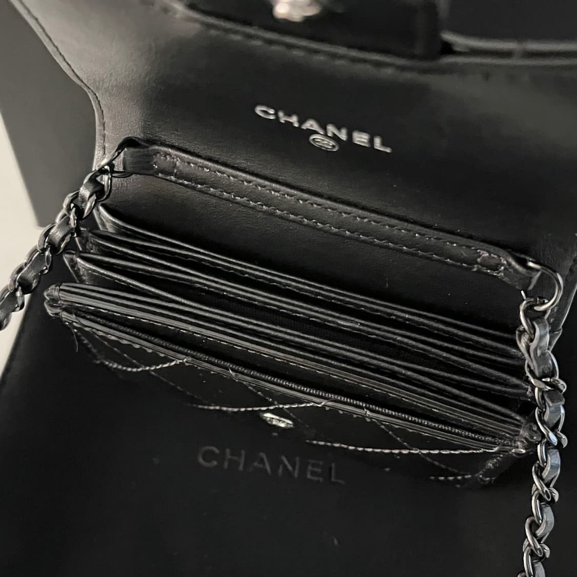 [S급/정품] 샤넬 블랙 페이던트 플랩 아코디언 체인 지갑 가방 woc 상품이미지4