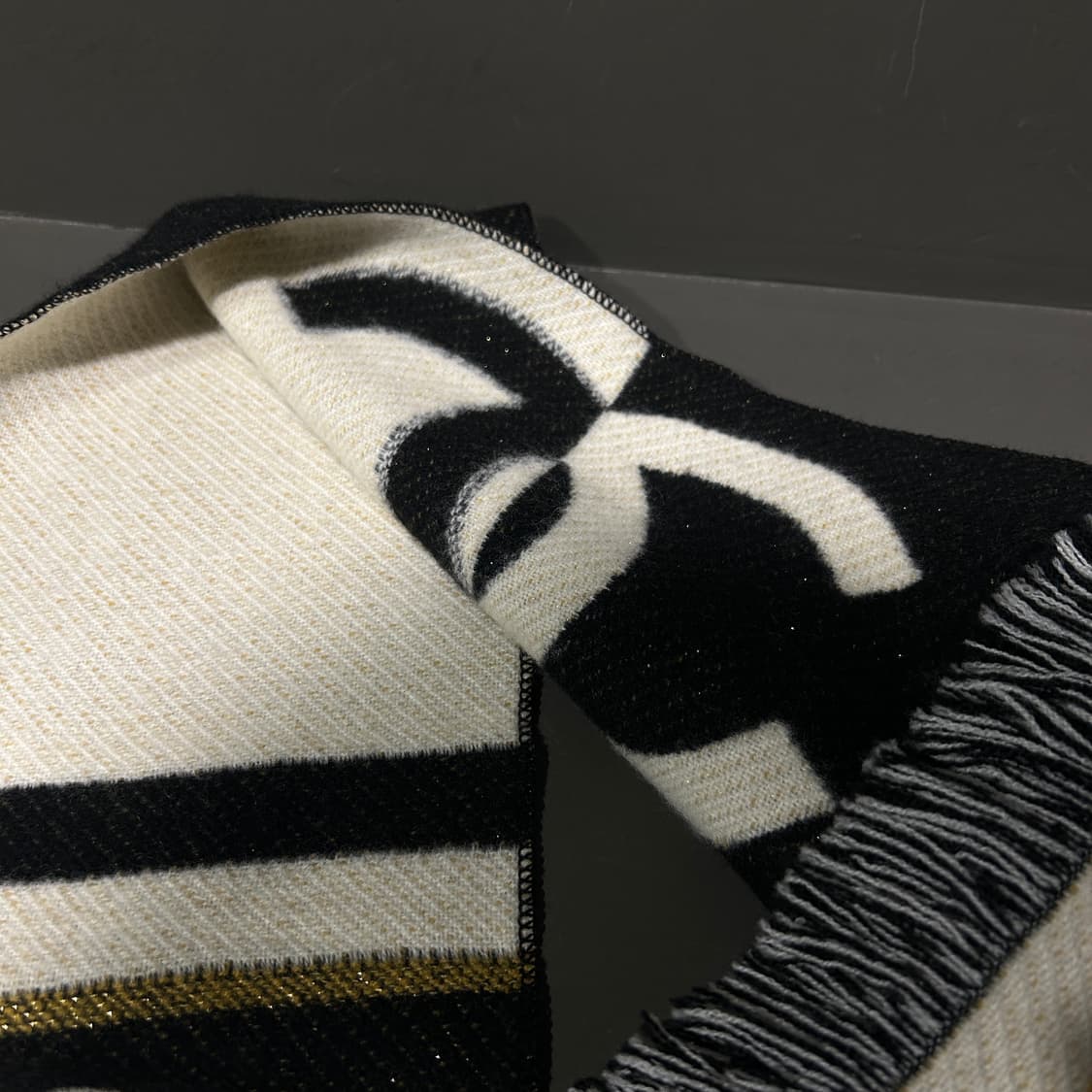 샤넬 카멜리아 캐시미어 머플러 상품이미지7