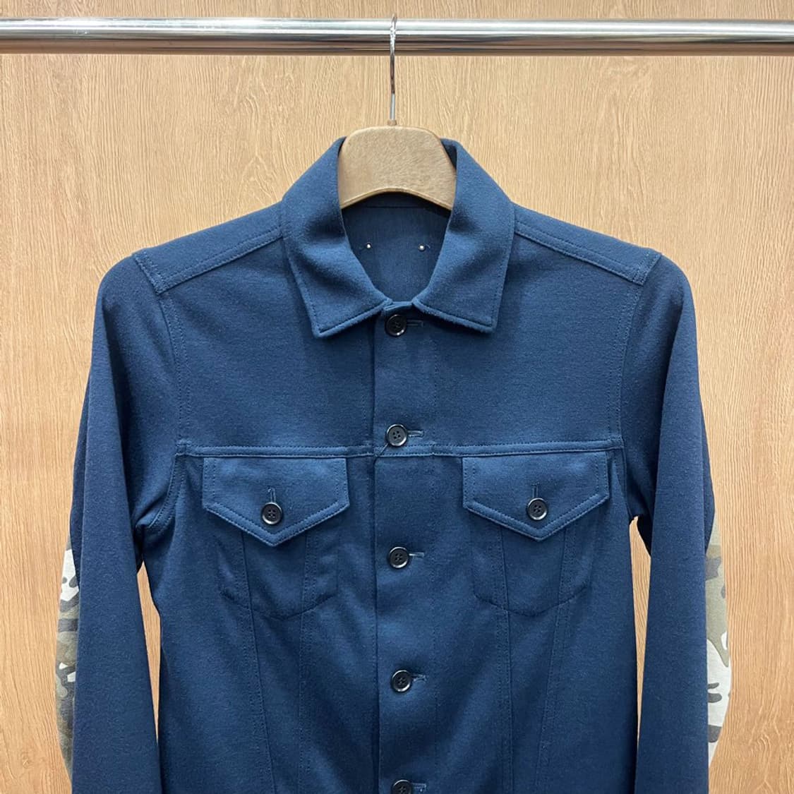 소프넷 클래식 트러커 자켓 소매 카모플라주 패치워크 배색 디테일 네이비 상품이미지4