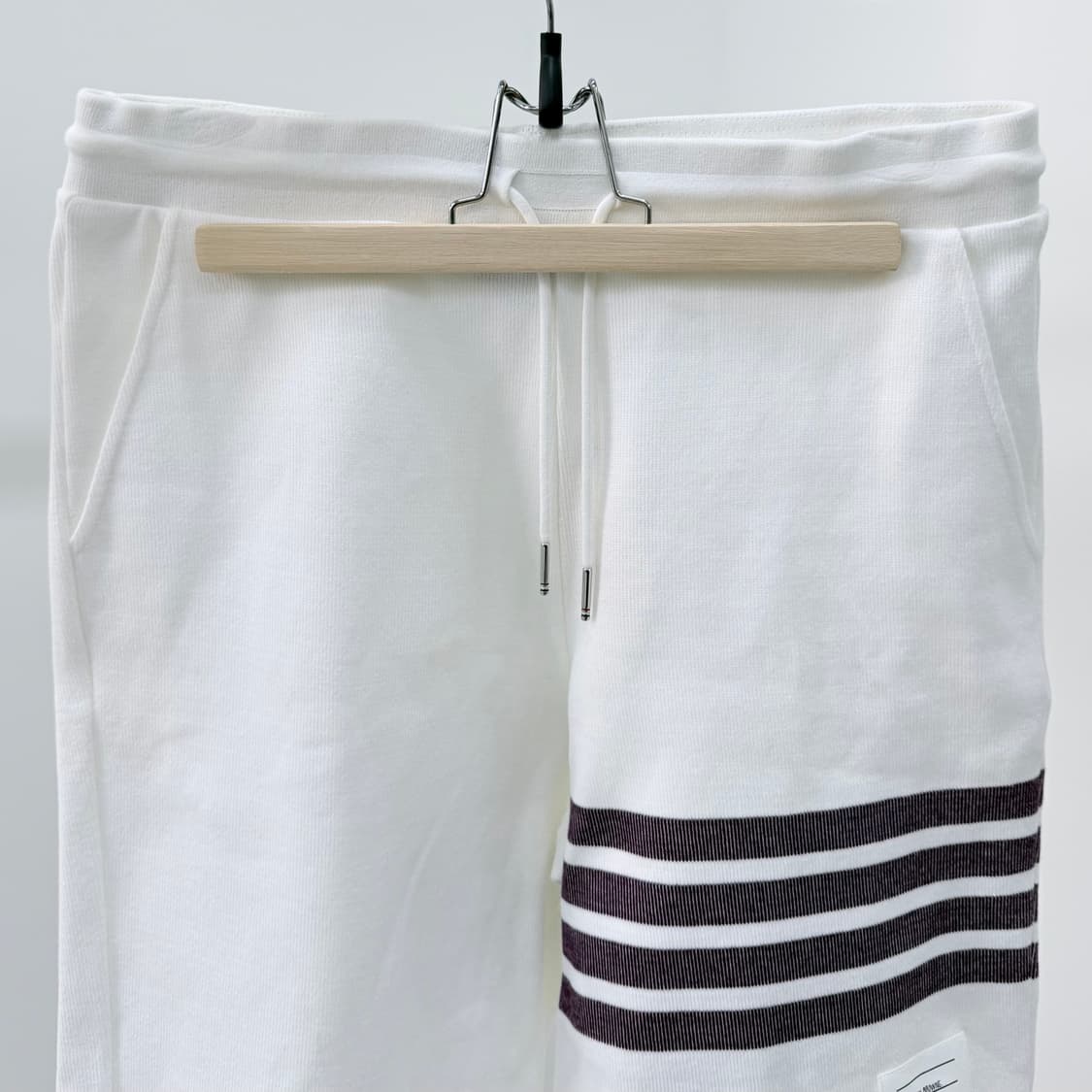 [S+급/3] 톰브라운 사선완장 루프백 스웨트 반바지 화이트 상품이미지3