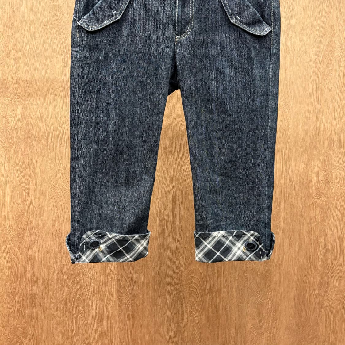 버버리 블루 라벨 7부 데님 팬츠 롤업 체크 안감 로고 자수 디테일 진청 상품이미지5