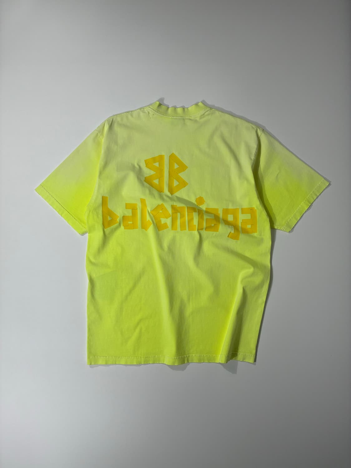 발렌시아가 테이프 타입 미디엄 핏 티셔츠 형광 XS사이즈 상품이미지4