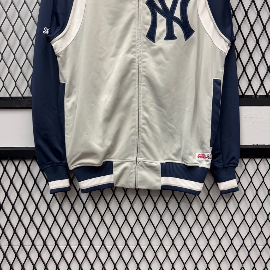 스티치 X MLB 뉴욕 양키즈 트랙자켓 전면 빅로고 디테일 져지 네이비 상품이미지4