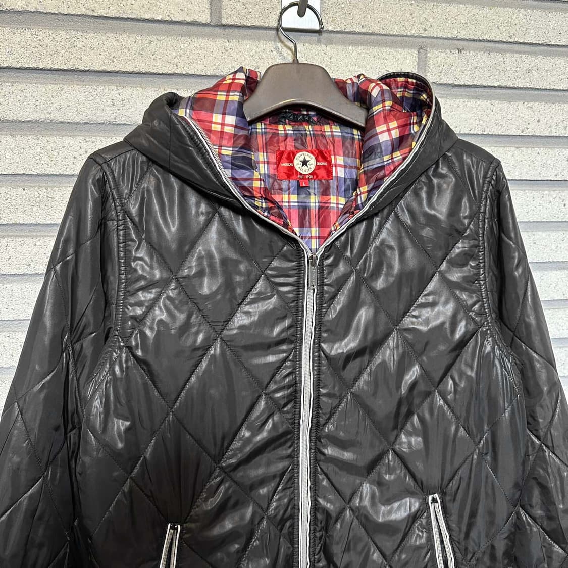 컨버스 후드 퀼팅 경량패딩 유광 체크안감 풀집업 투포켓 디테일 블랙 상품이미지3