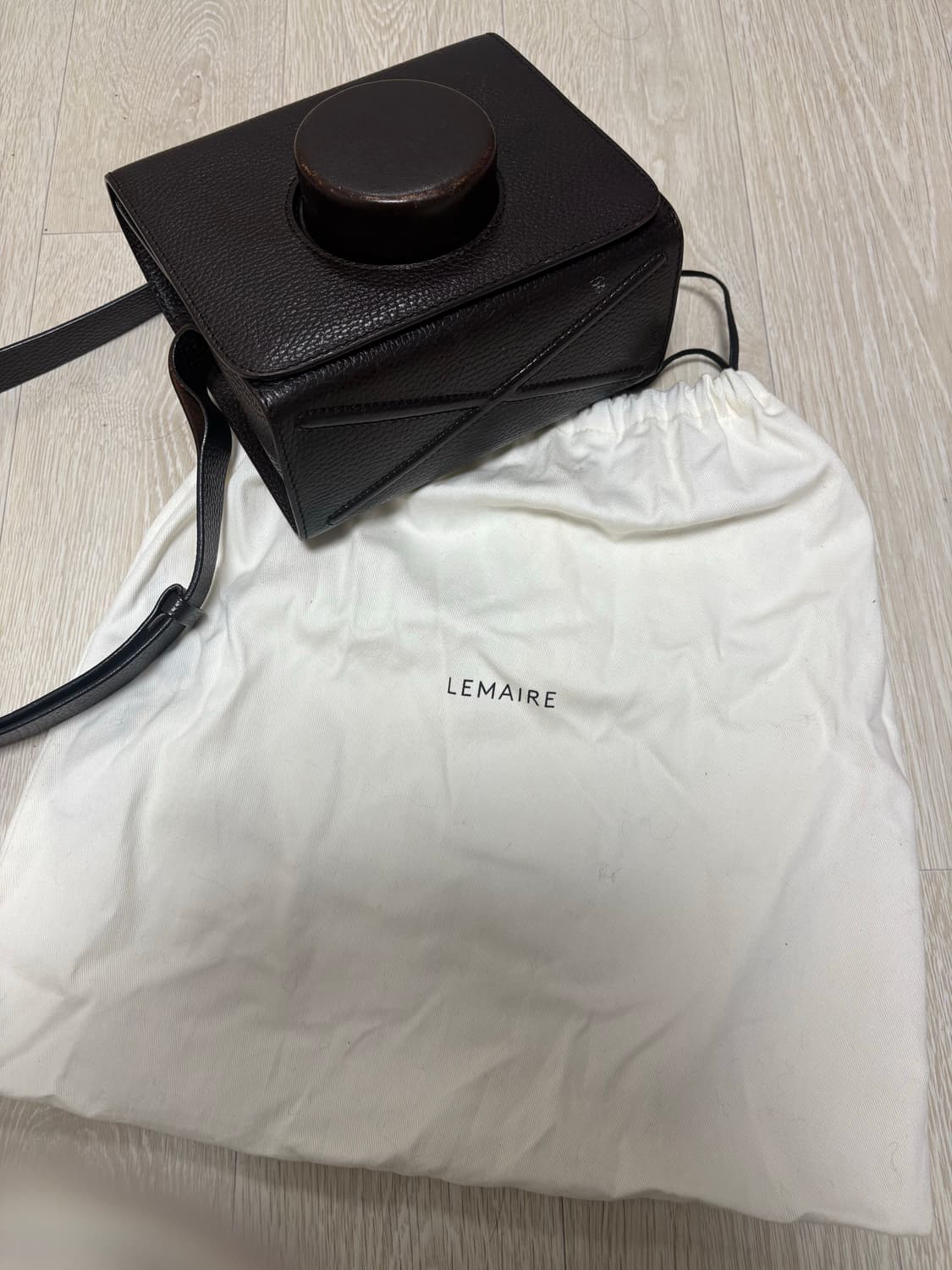 르메르 카메라백 다크초코 상품이미지2