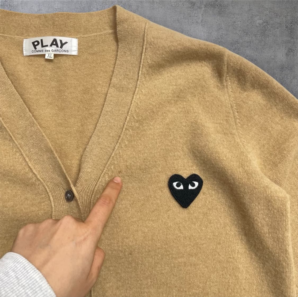 꼼데가르송 PLAY 베이지 블랙하트 와펜 브이넥 가디건 XL 상품이미지6