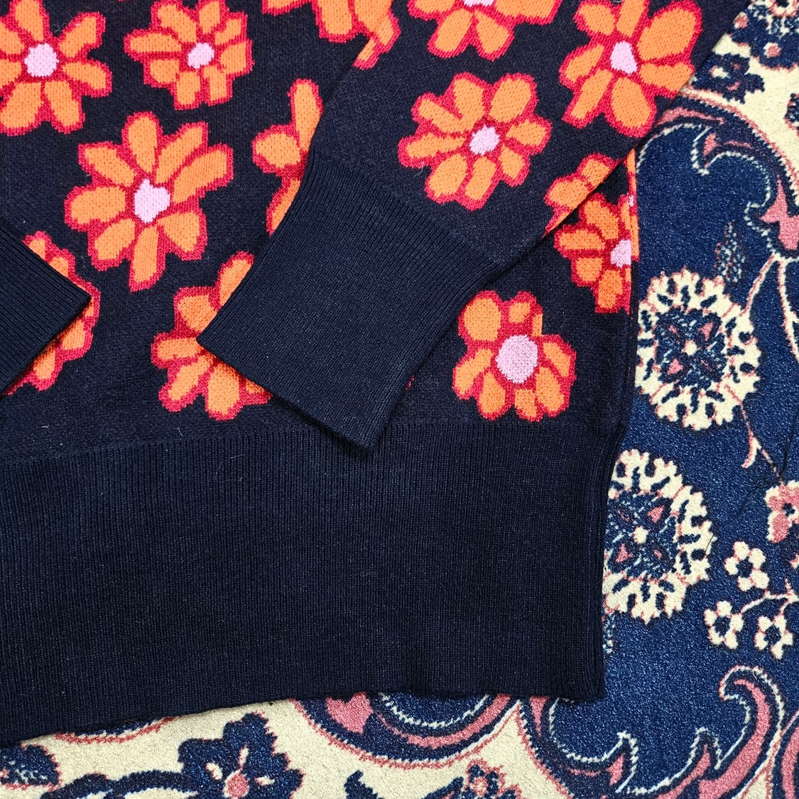 반에이크(VANAKE) 21FW 플라워 자카드 니트 스웨터 상품이미지5