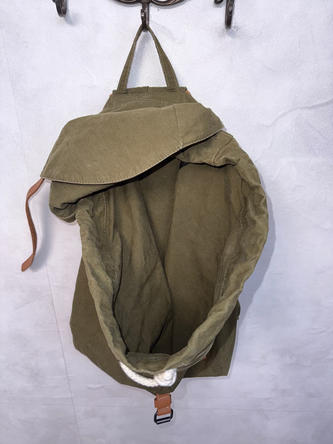 Olive khaki leather detail backpack 상품이미지4