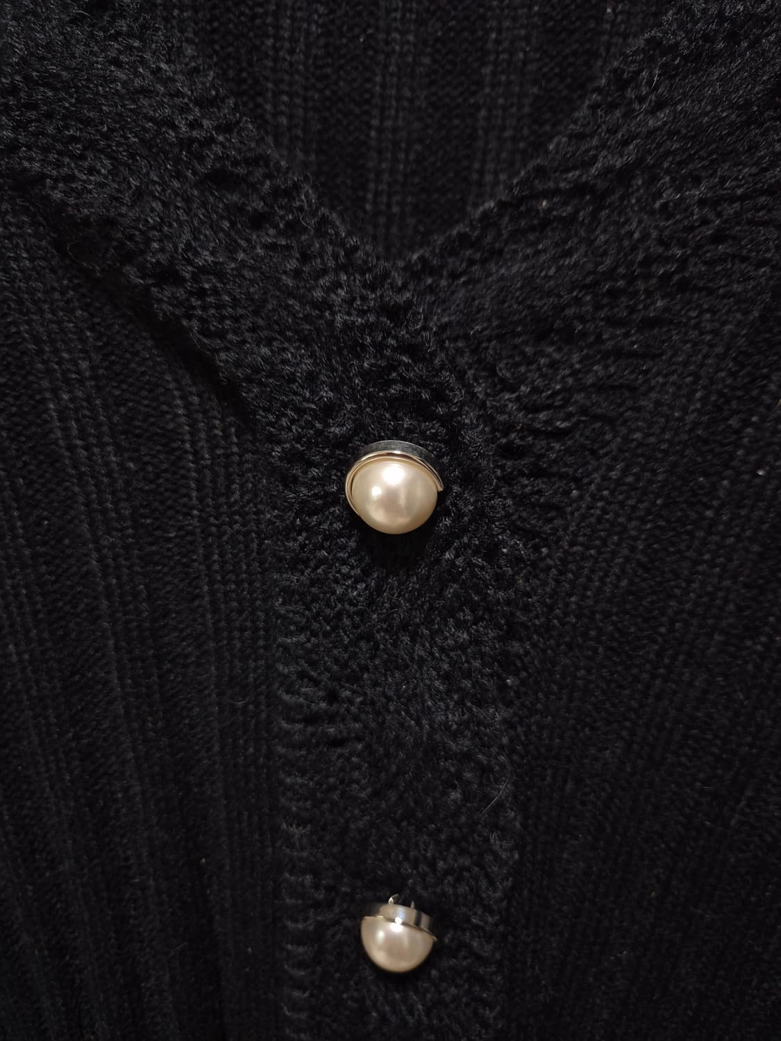 THE LAYRA 진주 버튼 가디건 블랙 상품이미지4