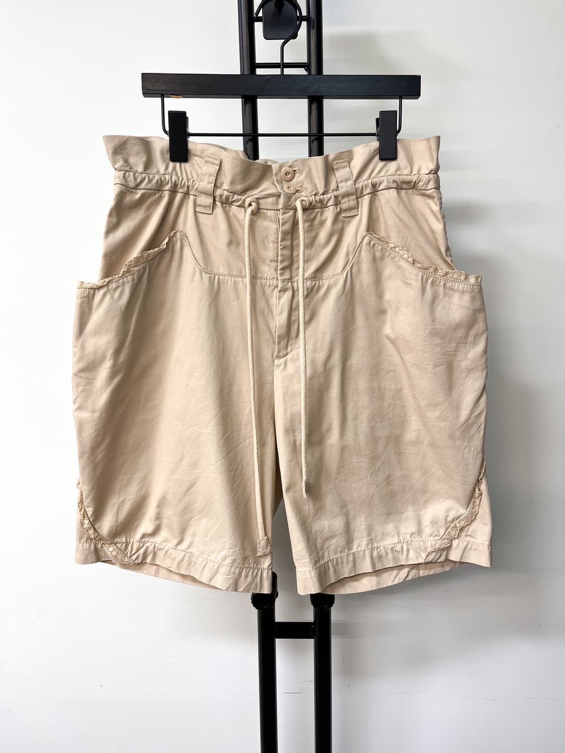 츠모리 치사토 베이지 사이드 레이스 쇼츠 상품이미지1