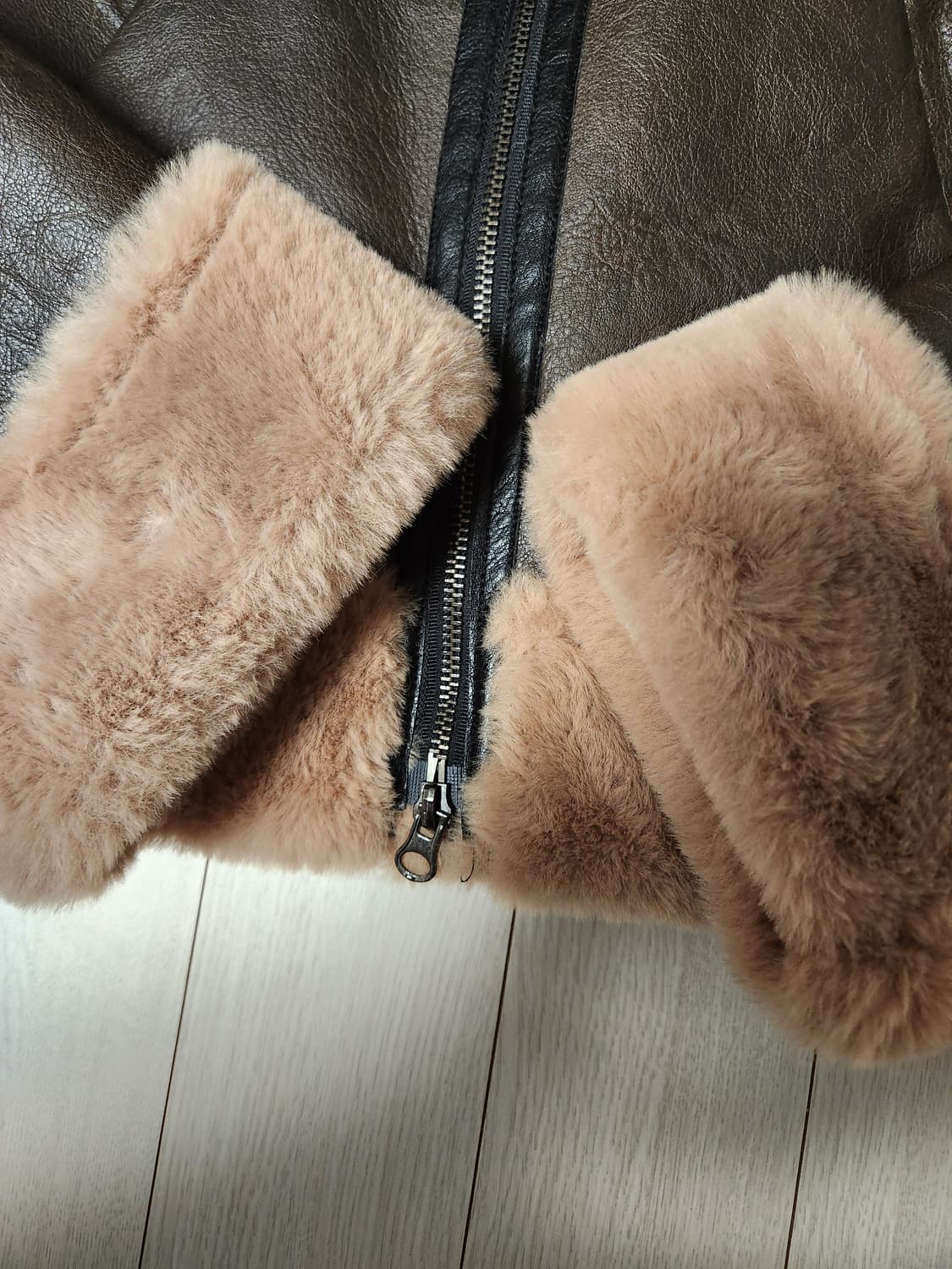 MUYBIEN 크롭 무스탕 사이즈F

얼핏보면 거의 새거처럼 관리되어 있 상품이미지4