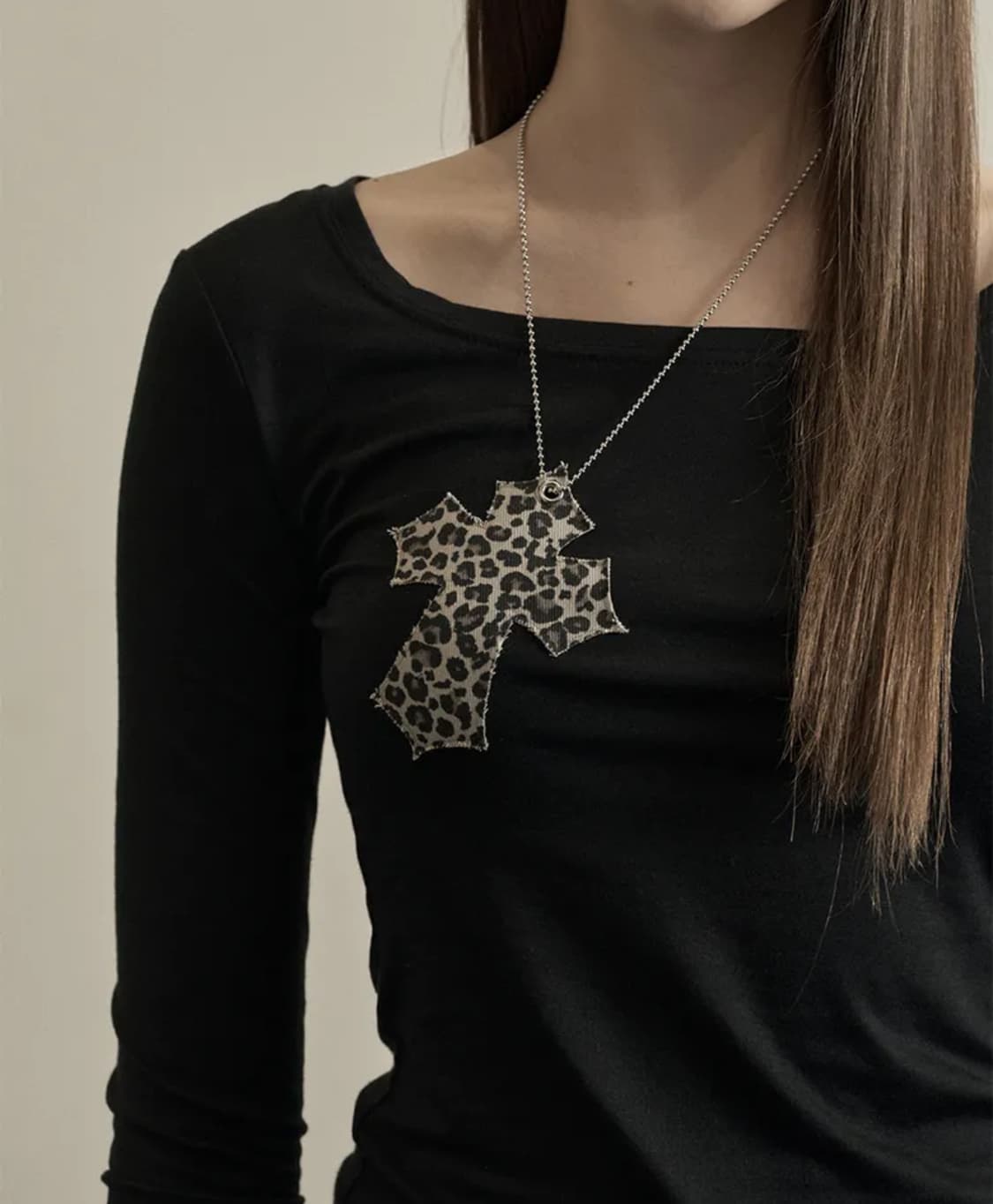 Black leopard cross necklace top 상품이미지2