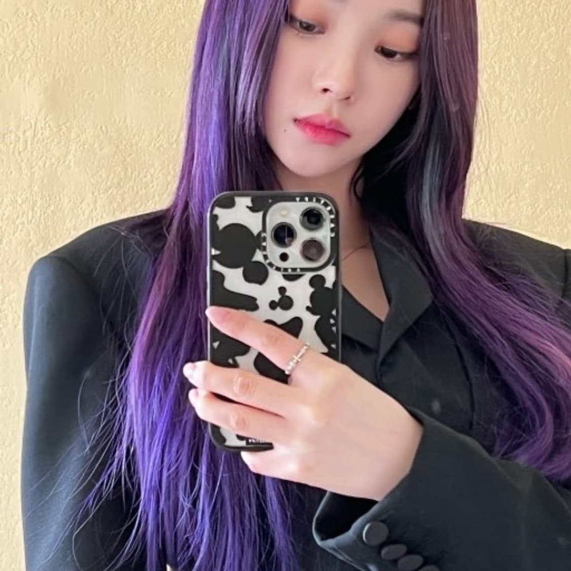 케이스티파이 아이폰13프로 디즈니 콜라보 케이스 카리나 착용 상품이미지1