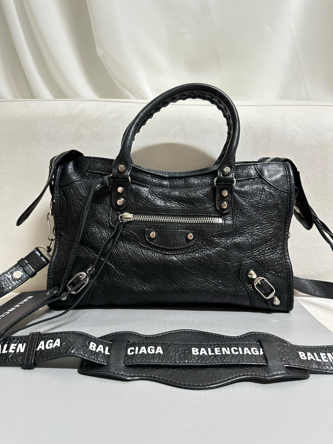 [A+ 정품] 발렌시아가 로고스트랩 시티 모터백 스몰 블랙 상품이미지1