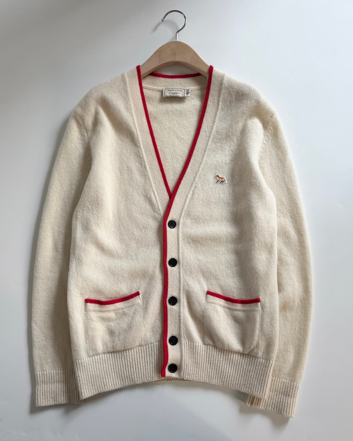 Maison Kitsune 메종키츠네 폭스패치 아이보리 브이넥 가디건 상품이미지4