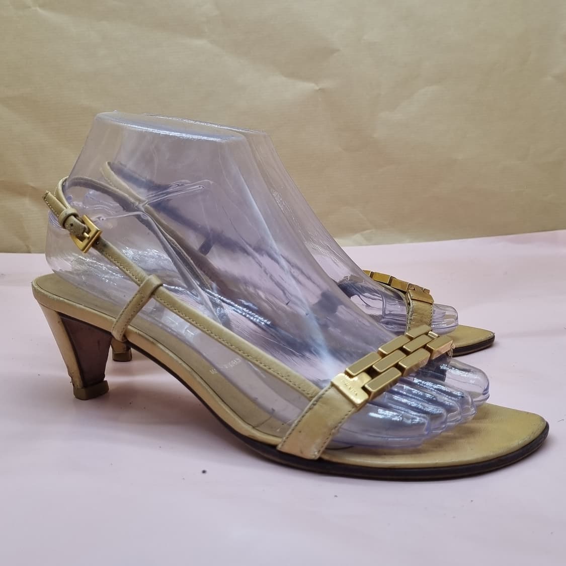 프라다 골드 스트랩 샌들37 240 굽6 상품이미지1