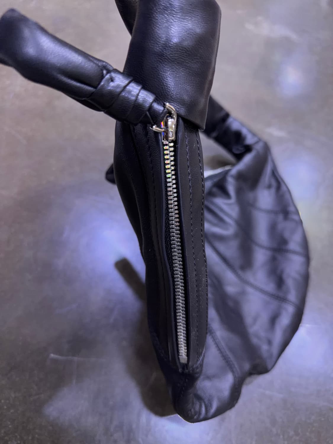 크로와상 절개 매듭 캐쥬얼 양가죽 숄더백 토트백 M 상품이미지3