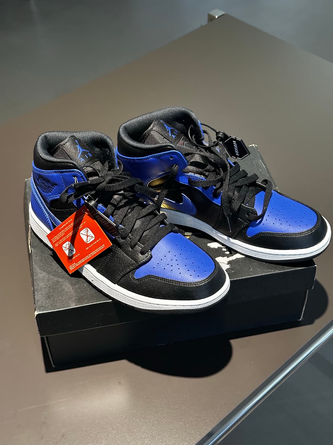 조던1 미드 블랙 하이퍼 로얄 상품이미지1