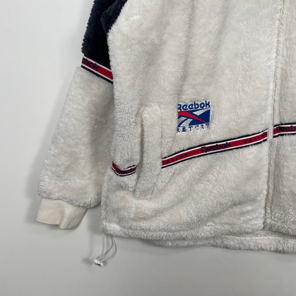 리복 x 로맨틱크라운 콜라보 플리스 상품이미지4