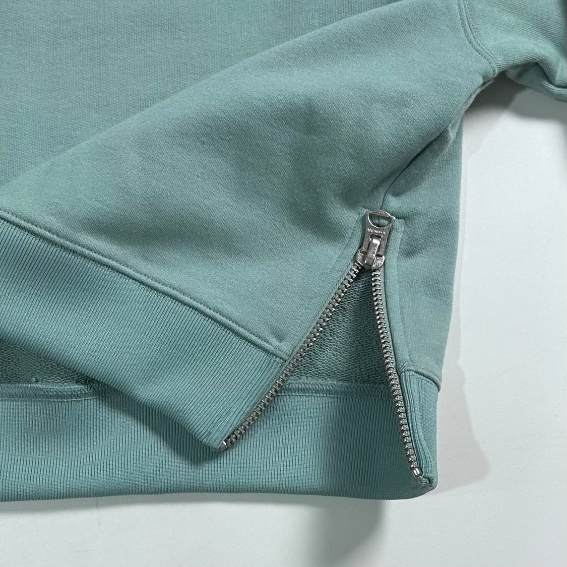 아크네 스튜디오 크롭 지퍼 디테일 맨투맨  상품이미지4