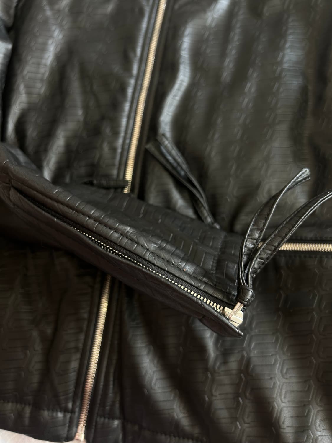 강혁(KANGHYUK) 정품 엠보 로고 퀼팅 점퍼 상품이미지4