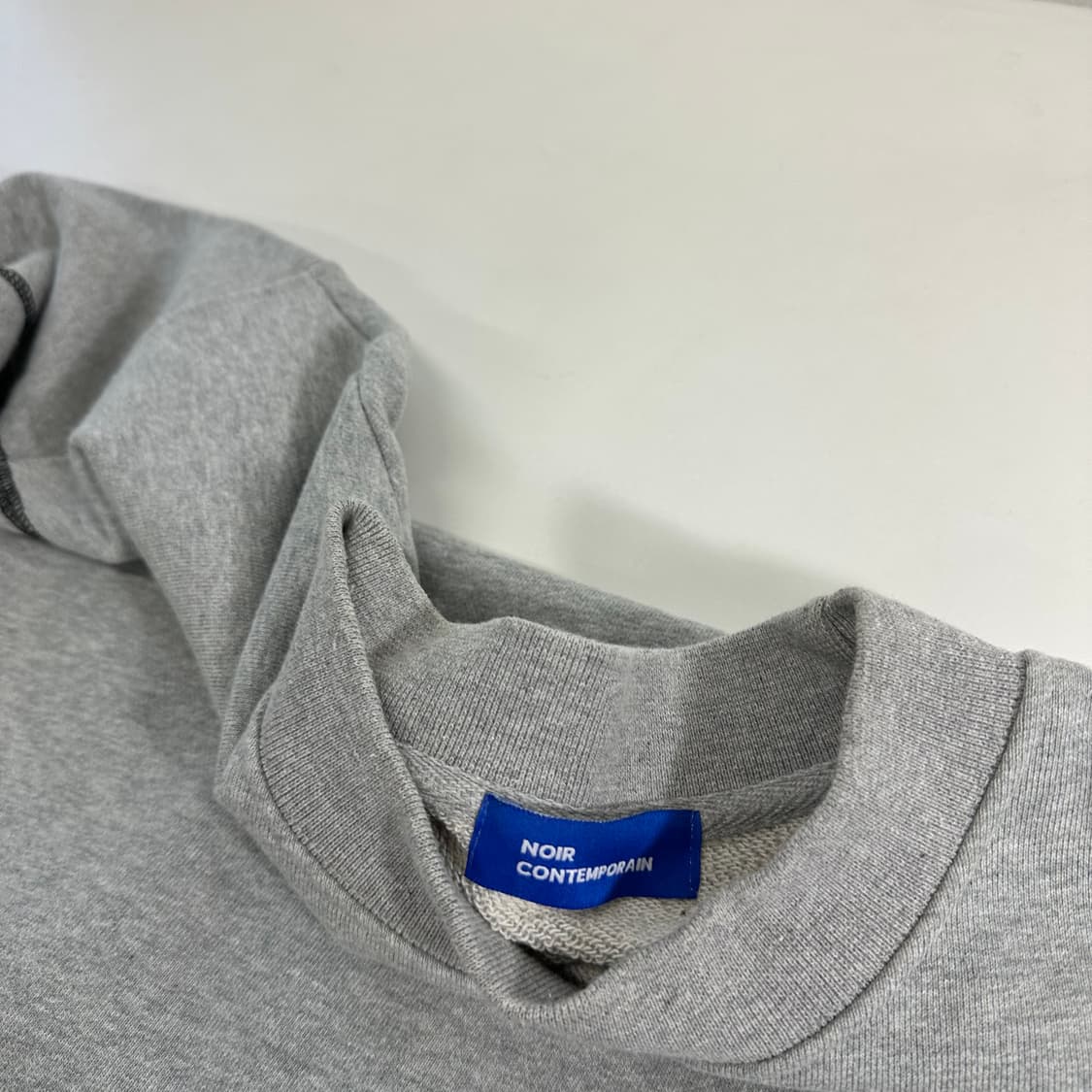 우먼OS 느와 그레이 루즈오버핏 블랙스티치 스웻맨투맨 상품이미지3