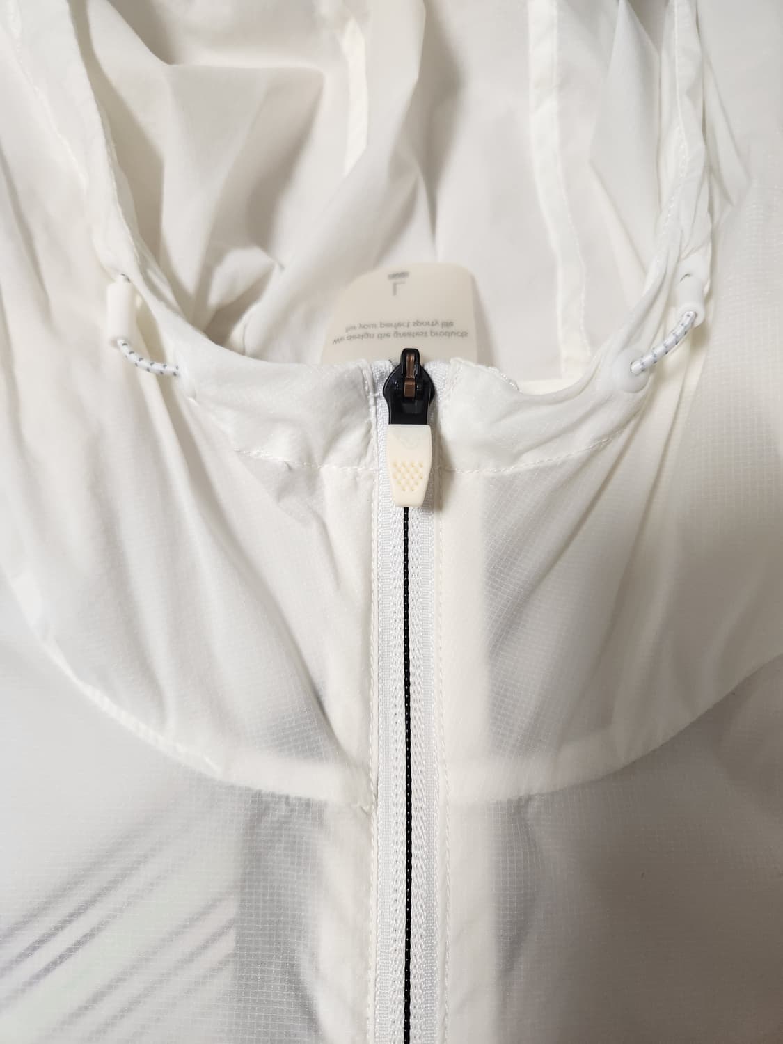 다이나핏 경량 바람막이 후드 자켓 사이즈100L

여러 중고사이트에도 같 상품이미지5