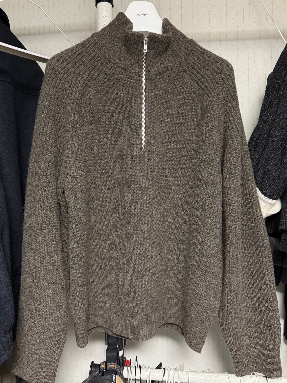 포터리 울 하이넥 하프 집업 니트 브라운 상품이미지2